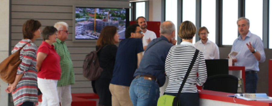 Eine Gruppe von Architekten und Planer hören sich einen Vortrag zum Thema Wohnungswirtschaft